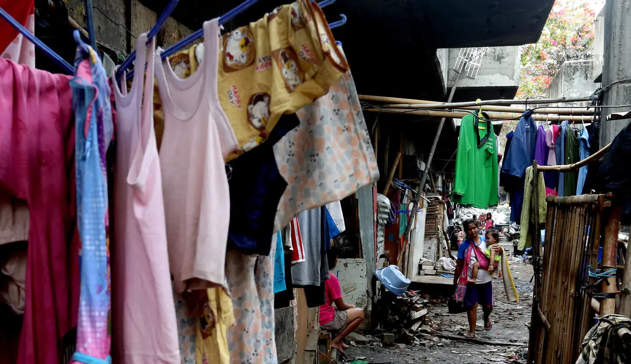 Aktivitas warga pemukiman kumuh di kolong Tol Pluit, Jakarta, Kamis (14/12). Kebanyakan, mereka yang tinggal di tempat tersebut adalah buruh serabutan yang mengadu nasib di Jakarta. (Liputan6.com/JohanTallo)