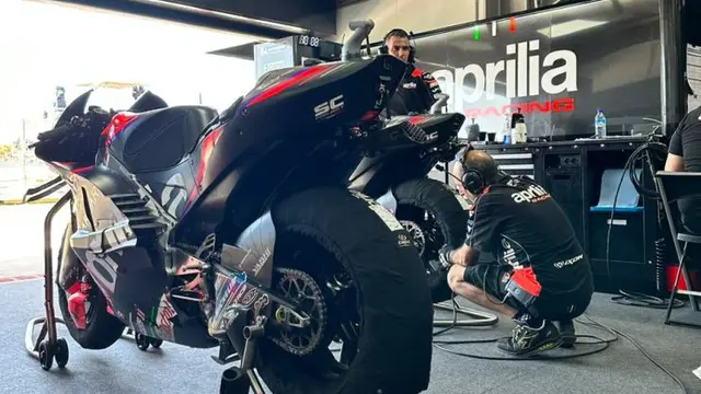 Terlihat mekanik dari Aprilia Racing Team sedang melakukan pemeriksaan ban motor balap RS-GP (ist)
