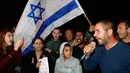 Warga berdemonstrasi menentang gencatan senjata dengan Hamas di Kota Ashkelon Selatan, Israel, Rabu (14/11). Sebelumnya, militer Israel dan Hamas sering adu serangan roket dan udara selama berbulan-bulan. (JACK GUEZ/AFP)