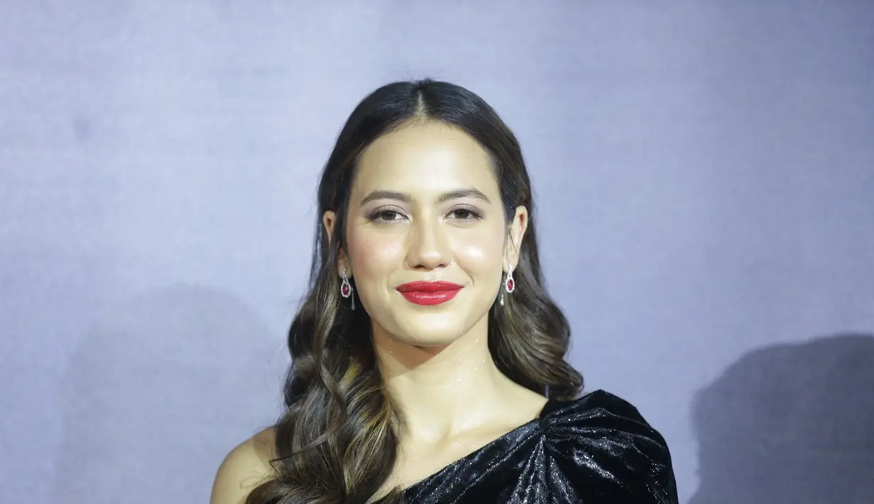 Senyum manis Pevita Peace kembali diumbar di depan kamera. Rambut tergerai dengan apik dan bibir dengan lipstik merah merekah terlihat sangat seksi. Pevita benar-benar terpotret sangat cantik. Gaun hitam yang dipakainya sangat terlihat pas. (KapanLagi.com/Nurwahyunan)