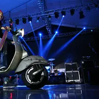 Vokalis Slank, mengawali penampilannya dengan berbeda. Kaka muncul di panggung dengan mengendarai motor vespa. Slank memulai konsernya yang bertajuk Rock n Roll. (Nurwahyunan/Bintang.com)