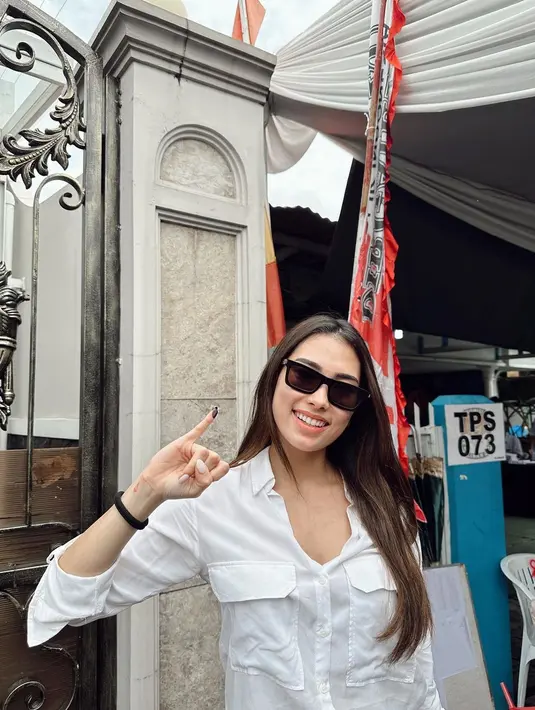 Frederika Cull tampil kece dengan kemeja putihnya yang dipadukan dengan kacamata hitam. [@frederikacull]