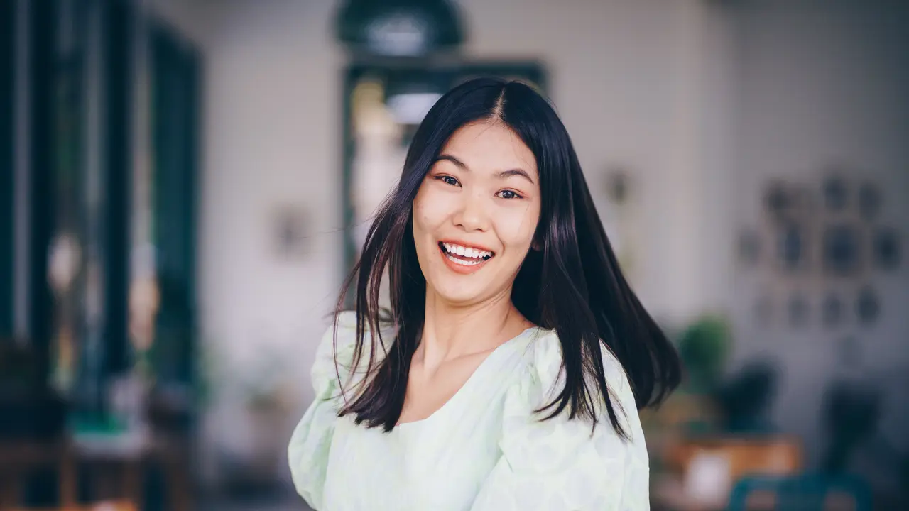 perempuan bahagia