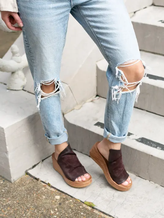 Misalkan kamu ga suka pakai heels, kamu bisa memakai wedges karena mempunyai sol yang tebal dan nyaman digunakan / copyright shutterstock