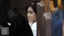 <p>Ekspresi terdakwa kasus pembunuhan Wayan Mirna Salihin, Jessica Kumala Wongso saat menyimak keterangan saksi ahli di sidang lanjutan di Pengadilan Negeri Jakarta Pusat, Jakarta, Kamis (1/9). (Liputan6.com/Helmi Afandi)</p>