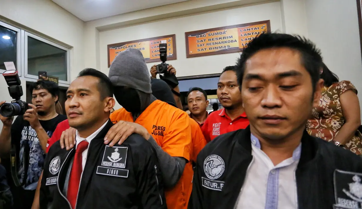 Ello dan temannya ditangkap petugas kepolisian Polres Jakarta Selatan pada Minggu (6/8/2017), pukul 01.00 WIB. Polisi mengamankan dua paket ganja yang beratnya kurang lebih 5 gram. (Adrian Putra/Bintang.com)