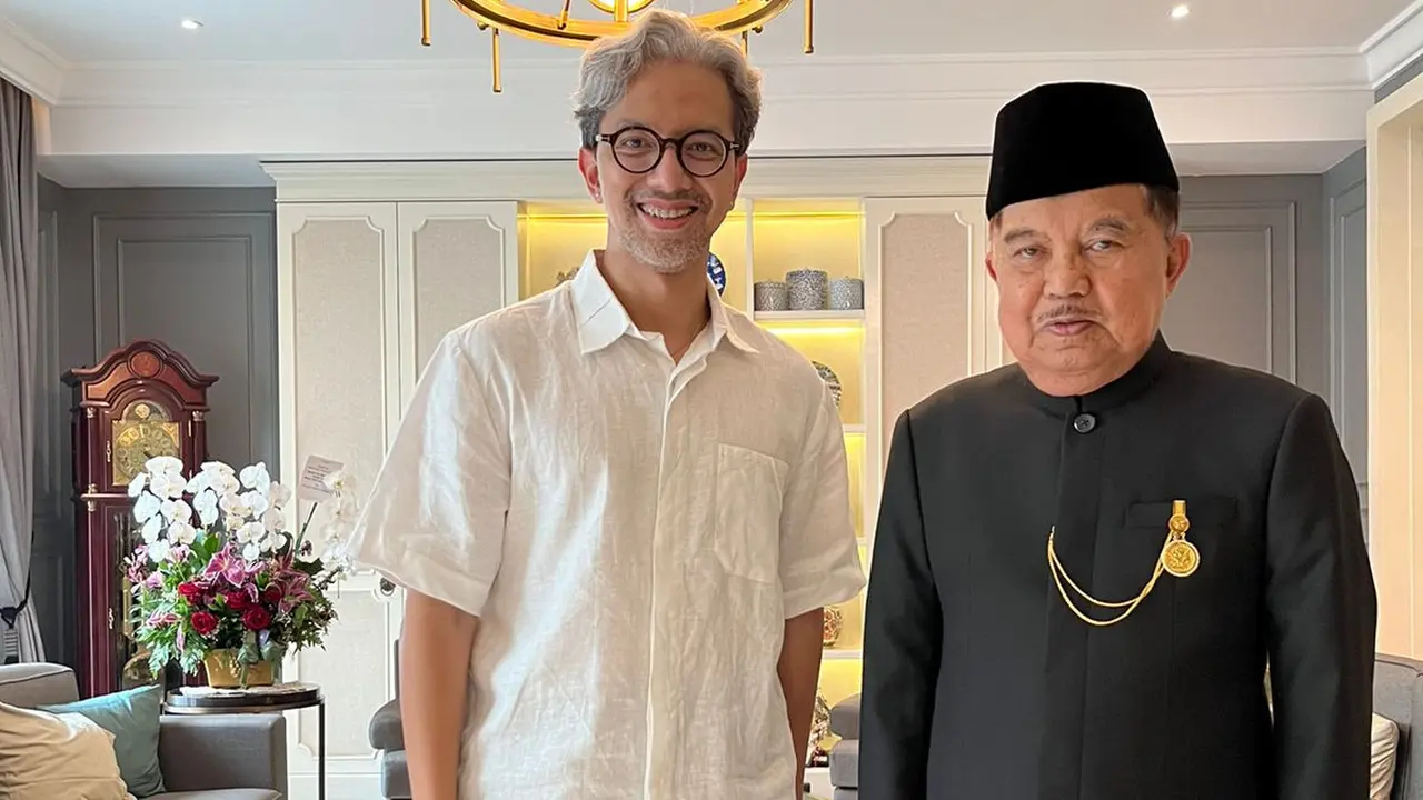 Desainer Didiet Maulana merancang jas tutup yang dipakai Jusuf Kala saat menerima penghargaan tertinggi dari kaisar Jepang. (dok. Didiet Maulana)