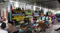 Pelayat Padati Rumah Duka Bripda Gilang di Klaten (Liputan6.com/Fajar Abrori)