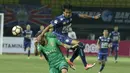 Gelandang Arema FC, Syaiful Indra Cahya, duel udara dengan gelandang Bhayangkara FC, Paulo Sergio, pada laga Liga 1 di Stadion Patriot, Bekasi, Jumat (4/8/2017). Bhayangkara FC menang 2-1 atas Arema FC. (Bola.com/M Iqbal Ichsan)