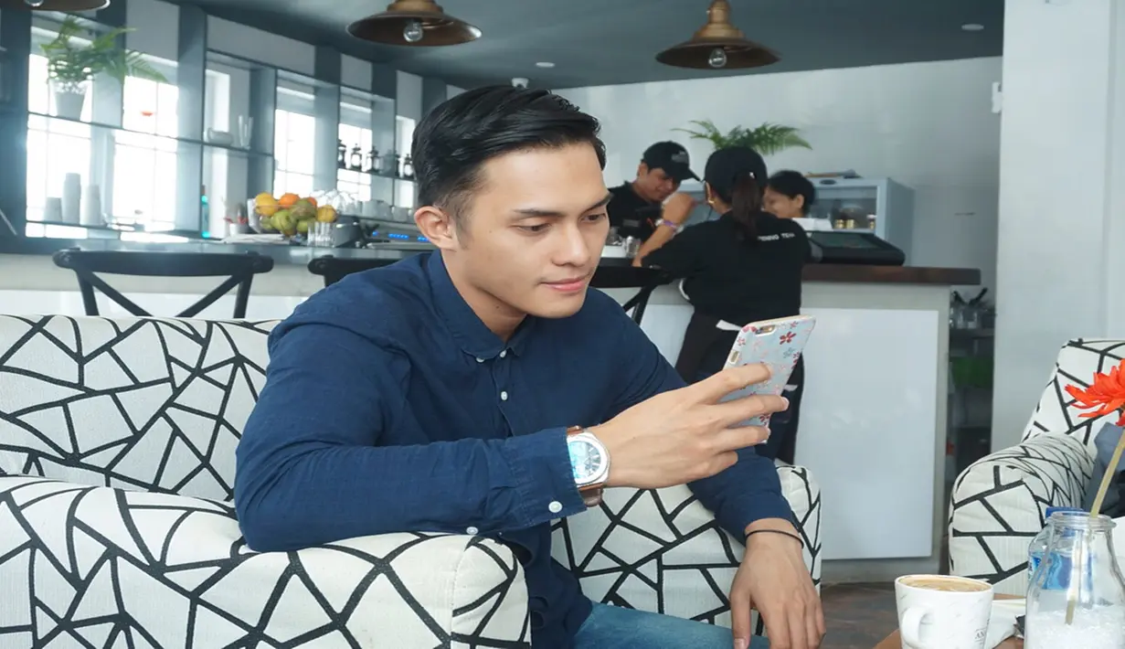 Tidak hanya pandai memaduka-padakan busana. Dalam laman instagramnya Fadel juga kerap mengucapkan kata-kata yang menyentuh hati untuk calon istri, Muzdalifah (Liputan6.com/Instagram//fadelislami.rakhmat)