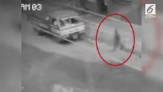 Rekaman sosok bayangan melewati lalu lintas padat di Filipina. Penampakan yang diduga hantu tersebut terjadi di siang hari.