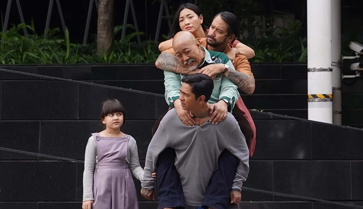 Akting yang mumpuni, membuatnya didapuk menjadi salah satu pemain di film Hello Ghost. Ciara beradu akting dengan Onadio Leonardo, Enzy Storia, Hesti Purwadinata, Tora Sudiro dan Indro Warkop. Ciara Brosnan memerankan karakter hantu anak kecil dalam film tersebut. Ia mencuri perhatian berkat kemampuan aktingnya yang memukau. (Liputan6.com/IG/@ciara_nadine_brosnan)