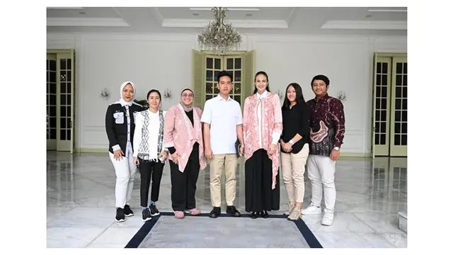 5 Potret Outfit Nadine Chandrawinata saat Bertemu Wapres, Anggun dengan Batik Modern
