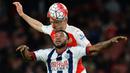 Duel antara pemain Arsenal, Nacho Monreal (atas), dengan pemain West Bromwich Albion, Stephane Sessegnon, pada lanjutan Liga Inggris di Stadion Emirates, London, Jumat (22/4/2016) dini hari WIB. (AFP/Glyn Kirk)