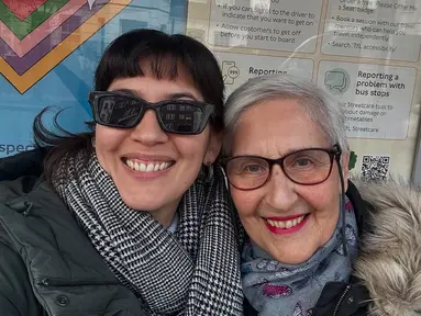 Dalam salah satu foto, Hannah terlihat berpose ceria bersama sang ibu di sebuah halte bus. Keduanya tampak hangat mengenakan jaket tebal dan syal, senyum lebar menghiasi wajah mereka. Hannah menuliskan rasa syukurnya bisa menjalani puasa sebentar di rumah bersama mama tercinta. (Liputan6.com/IG/@hannahalrashid)