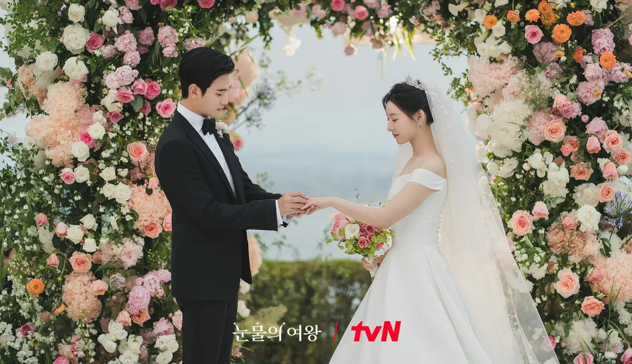 Foto-foto yang baru dirilis menggambarkan momen bahagia pasangan Baek Hyeon Woo dan Hong Hae In yang menjadi perbincangan hangat sejak mereka berpacaran. (Foto: Instagram/ tvn_drama)