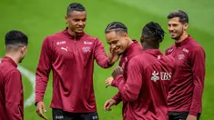 Bek Swiss #05 Manuel Akanji, penyerang Swiss #09 Noah Okafor dan gelandang Swiss #08 dan Remo Freuler menghadiri sesi latihan selama turnamen Euro 2024 di Stadion auf der Waldau di Stuttgart, Rabu (3/7/2024). (Fabrice COFFRINI / AFP)