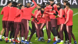 Para pemain Barcelona menikmati latihan jelang digelarnya laga lanjutan Grup B Liga Champions kontra PSV Eindhoven, Rabu (28/11). Dalam laga kali ini Luis Suarez diragukan tampil karena cedera. (AFP/Emmanuel Dunand)