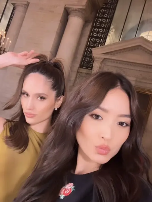 Cinta tampil dengan gaya rambut ala Ariana Grande, dengan mengaplikasikan makeup flawles di wajahnya. Tampak ia mengenakan lipstik nude glossy.  [@natashawilona12]