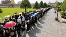Rakyat Thailand berduka, menghadiri tempat duka Raja Thailand Bhumibol Aduyadej di Bangkok, Jumat (14/10). Pelayat berbaris memasuki Grand Palace untuk memberikan penghormatan terakhir kepada Raja Bhumibol. (Reuters/ Jorge Silva)