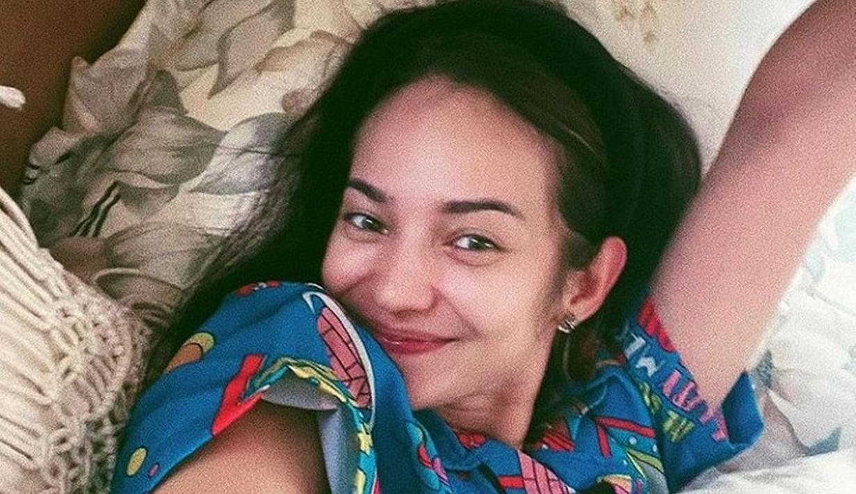 Kehidupan selebritas Tanah Air menarik untuk dikulik. Termasuk melihat potret keseharian Enzy Storia. Enzy sering unggah momen bangun tidur dengan muka bantal masih terlihat. (Liputan6.com/IG/enzystoria)