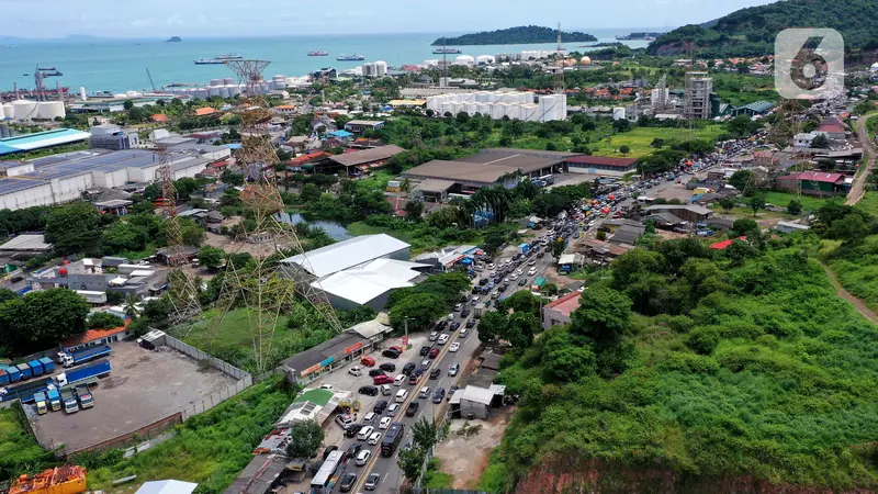 Kendaraan Pemudik yang Terjebak Kemacetan Panjang saat Menuju Pelabuhan Merak Banten