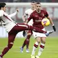 Gelandang AC Milan, Ismael Bennacer berusaha merebut bola dari pemain Torino, Simone Verdi pada pertandingan perempat final Coppa Italia di stadion San Siro, Milan (28/1/2020). AC Milan menang 4-2 atas Torino dan melaju ke babak semifinal melawan Juventus.  (AP Photo/Antonio Calanni)