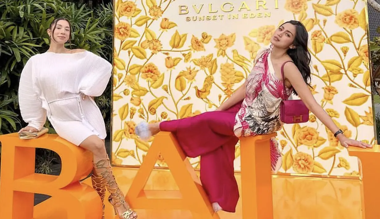 <p>Terakhir ada Jessica Iskandar mengenakan one shoulder untuk atasan bermotif, dipadukan pants warna magenta yang serasi dengan warna tas Hermesnya.</p>