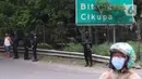 Personel Brimob bersenjata melakukan penjagaan ketat di depan pintu masuk Tol Bitung, Tangerang, Baten, Selasa (6/10/2020). Penjagan ketat dilakukan untuk mengamankan dan mencegah aksi buruh yang akan menggelar aksi menolak UU Cipta Kerja. (Liputan6.com/Angga Yuniar)