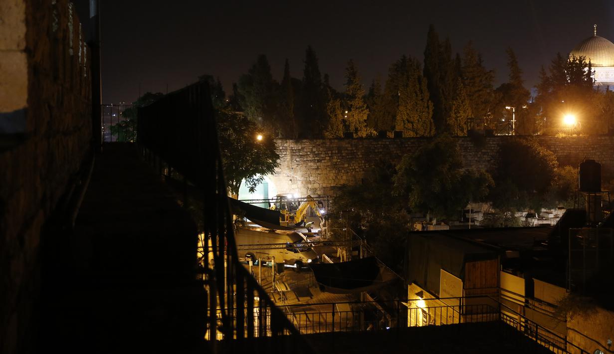 Suasana pembongkaran detektor logam yang dipasang di kompleks Masjid Al Aqsa di Kota Tua Yerusalem, Selasa (25/7) dini hari. Langkah Israel memasang detektor logam sejak 16 Juli 2017 menuai kecaman luas dari dunia internasional. (Ahmad GHARABLI / AFP)