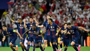 Para pemain Paris Saint-Germain berselebrasi setelah menjuarai Liga Champions 2025/2026 dengan mengalahkan Arsenal di Puskas Arena, Budapest, Minggu (31/5/2026) dini hari WIB. (AFP/Ina Fassbender)
