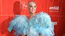 Penyanyi Katy Perry berpose saat menghadiri Gala amfAR Los Angeles yang kesembilan di Beverly Hills, California, AS, (18/10). Katy Perry dinilai kerap mengikuti berbagai kegiatan kemanusiaan lainnya. (AP Photo/Jordan Strauss)