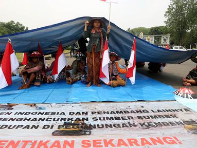 Petani Kendeng yang tergabung dalam Jaringan Masyarakat Peduli Pegunungan Kendeng (JM-PPK) mendirikan tenda di depan Istana Merdeka, Jakarta, Senin (4/9). Mereka kembali melakukan unjuk rasa dan menggelar aksi teatrikal. (Liputan6.com/Johan Tallo)