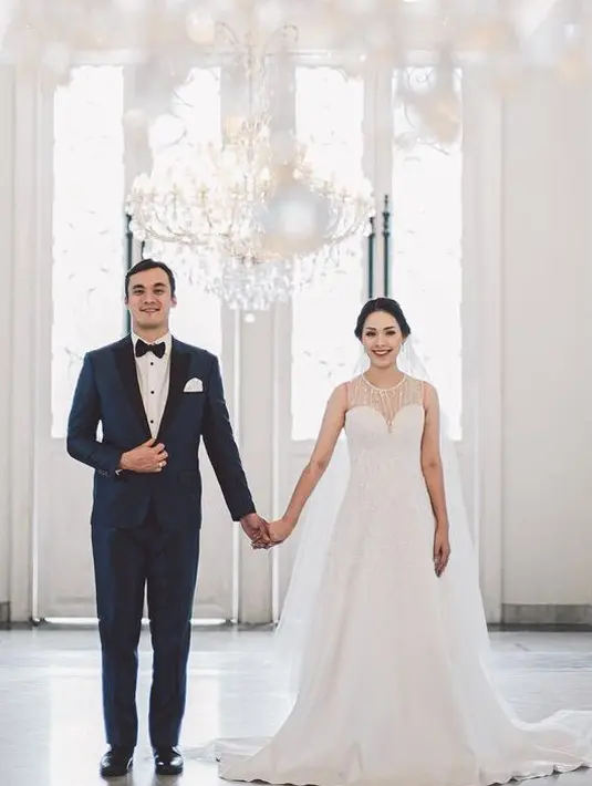 Penampilan selanjutnya, Lady Nayoan memiliki gaun putih dengan detail heart shape neck. Dengan veil panjang menyapu lantai. [@ladynayoan]