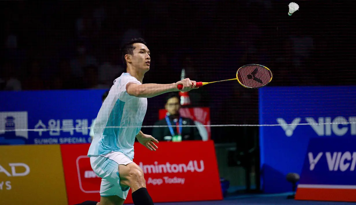 Dalam pertandingan yang berlangsung di Suwon Gymnasium, Jumat (26/9/2025), Jonatan menang dua gim langsung 21-14 dan 21-8 dalam waktu 39 menit. (ANTHONY WALLACE/AFP)