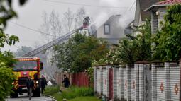 Seorang pejabat Ukraina, pada 25 Mei 2025, mengatakan bahwa tiga orang tewas dan 10 lainnya mengalami luka imbas dari serangan udara Rusia di wilayah Kyiv, Ukraina, pada Minggu (25/5/2025) dini hari. (Sergei SUPINSKY/AFP)