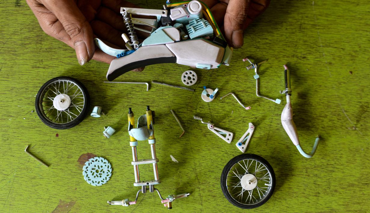 FOTO Melihat Pembuatan Miniatur  Sepeda  Motor di Tangerang 