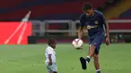 Pemain Barcelona, Lamine Yamal (kanan) bermain bersama adiknya setelah laga lanjutan Liga Spanyol 2024/2025 melawan Athletic Club Bilbao di Estadi Olimpic Lluis Companys, Barcelona, Sabtu (25/08/2024) waktu setempat. (AFP/Lluis Gene)