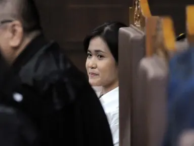 Terdakwa kasus pembunuhan Wayan Mirna Salihin, Jessica Kumala Wongso menyimak keterangan saksi ahli ketika menjalani sidang lanjutan di Pengadilan Negeri Jakarta Pusat, Jakarta, Kamis (1/9). (Liputan6.com/Helmi Afandi)
