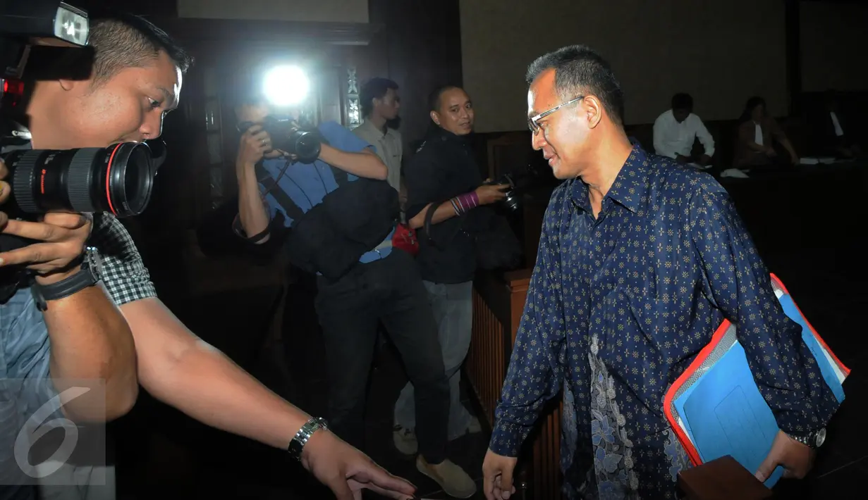 Hakim PTUN Medan Tripeni Irianto Putro usai menjalani sidang lanjutan dengan agenda pembacaan pledoi, Jakarta, Kamis (26/11/2015). Tripeni mengaku berniat mengembalikan uang suap OC Kaligis tetapi belum sempat karena sibuk. (Liputan6.com/Helmi Afandi)