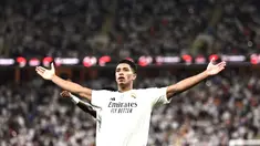 Pemain Real Madrid, Jude Bellingham, melakukan selebrasi setelah mencetak gol ke gawang Real Mallorca dalam laga semifinal Piala Super Spanyol 2025 yang digelar di King Abdullah Sports City, Jeddah, Jumat (10/1/2025) dini hari WIB. (AFP/fadel Senna)
