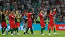 Penyerang Portugal Cristiano Ronaldo bersama rekan-rekannya bertepuk tangan usai pertandingan melawan Spanyol pada grup B Piala Dunia 2018 di Stadion Fisht di Sochi, Rusia (15/6). Portugal dan Spanyol bermain imbang 3-3. (AP Photo/Sergei Grits)