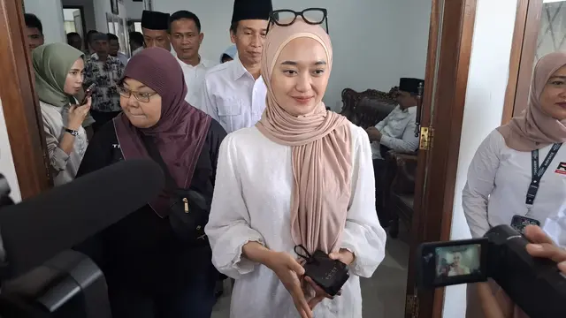 Bakal calon Wakil Gubernur Lampung, Jihan Nurlela diwawancarai wartawan di Kantor Bappilu Gerindra Lampung. Foto: (Liputan6.com/Ardi).
