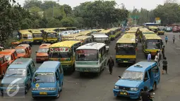 Sejumlah angkutan umum saat menunggu penumpang di Kampung Rambutan Jakarta, Kamis (5/11/2015). DKI Jakarta akan segera melakukan renovasi tiga terminal bus dengan perkiraan anggaran renovasi Rp600 juta per terminal. (Liputan6.com/Yoppy Renato)