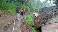 Detik-detik Tembok Penahan Tanah Ambrol dan Terjang Rumah Lansia di Situbondo