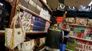 Petugas memeriksa sejumlah barang yang diduga palsu di Kantor Bea Cukai Hong Kong, Kamis (6/8). Lebih dari 30.000 barang disita dari satu warga Filipina dan dua warga Pakistan yang merupakan sindikat penjual barang yang diduga palsu. (REUTERS/Bobby Yip)