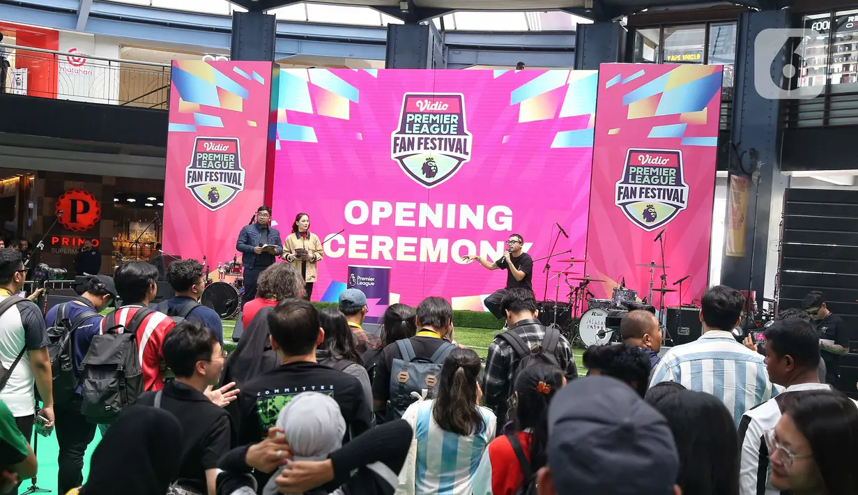 Untuk memeriahkan Premier League musim 2024/2025, platform OTT Vidio menghadirkan trofi yang diperebutkan para raksasa klub Liga Inggris dalam rangkaian acara bertajuk Premier League Fan Festival. (Liputan6.com/Angga Yuniar)