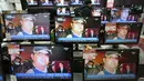 Layar TV meenunjukkan gambar kakak tiri pemimpin Korut Kim Jong-un, Kim Jong-nam, di sebuah toko elektronok Seoul, Korea Selatan, Rabu (15/2). Kim Jong-nam dilaporkan tewas setelah tubuhnya ditusuk menggunakan jarum beracun. (AP Photo/Ahn Young-joon)