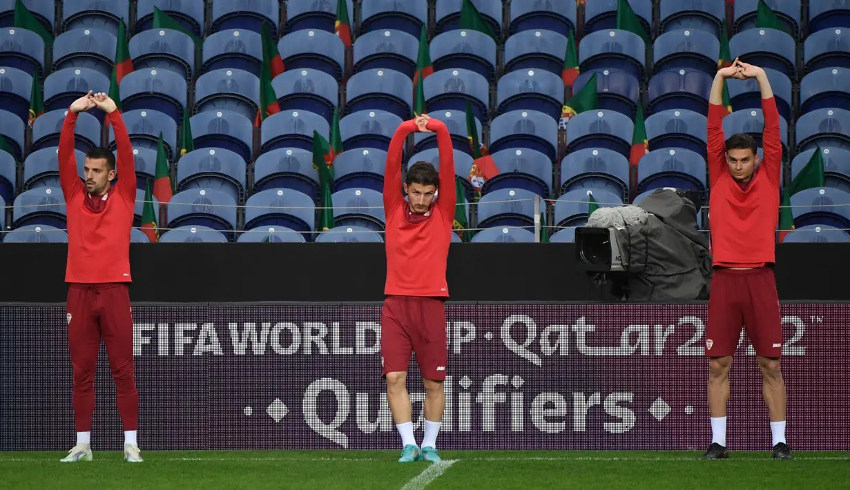 (Dari kiri) Pemain Makedonia Utara Aleksandar Trajkovski, Enis Bardhi dan David Babunski menghadiri sesi latihan pada malam laga play-off Piala Dunia 2022 di stadion Dragao di Porto, Senin (28/3/2022). Makedonia Utara akan menantang Portugal pada Rabu, 30 Maret 2022 dini hari WIB. (MIGUEL RIOPA/AFP)