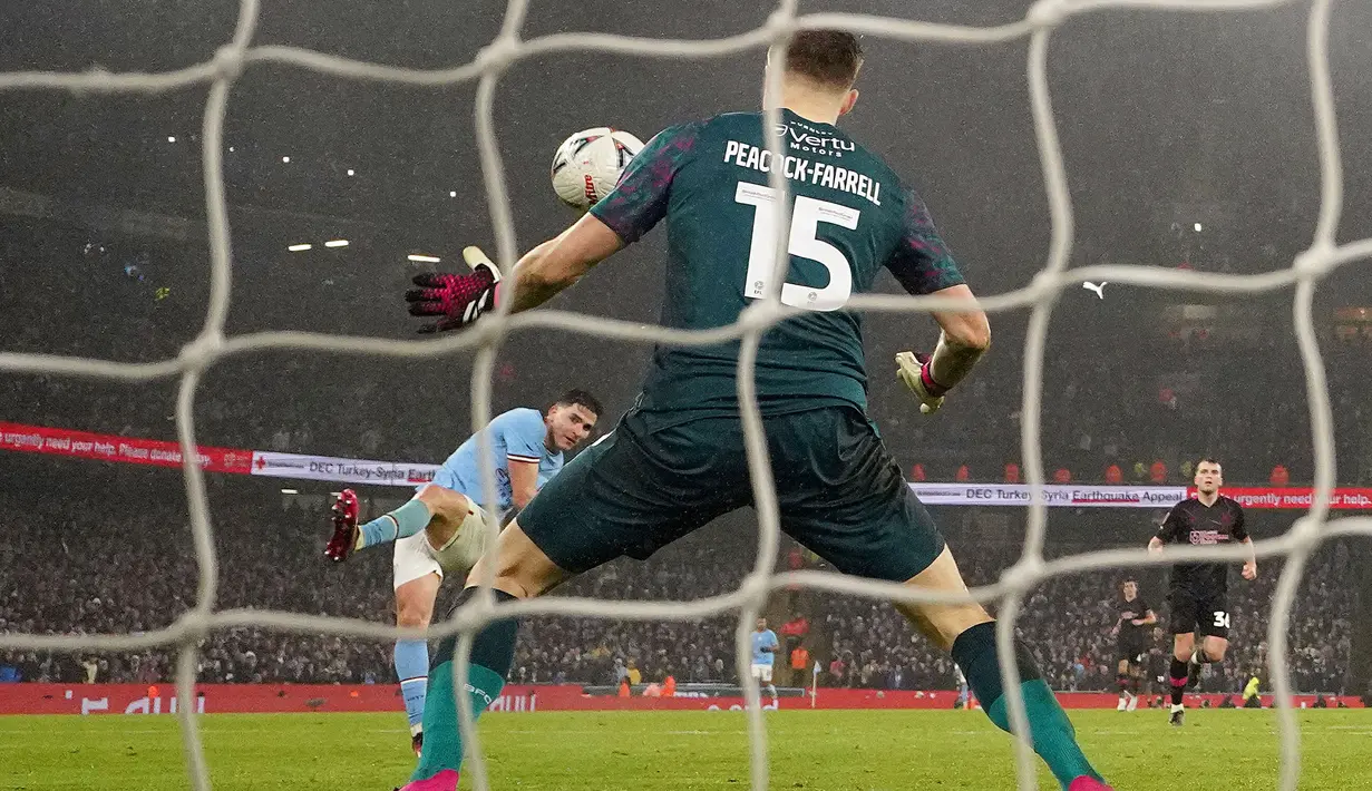 Manchester City berpesta enam gol tanpa balas ke gawang Burnley pada perempat final Piala FA. (Martin Rickett/PA via AP)
